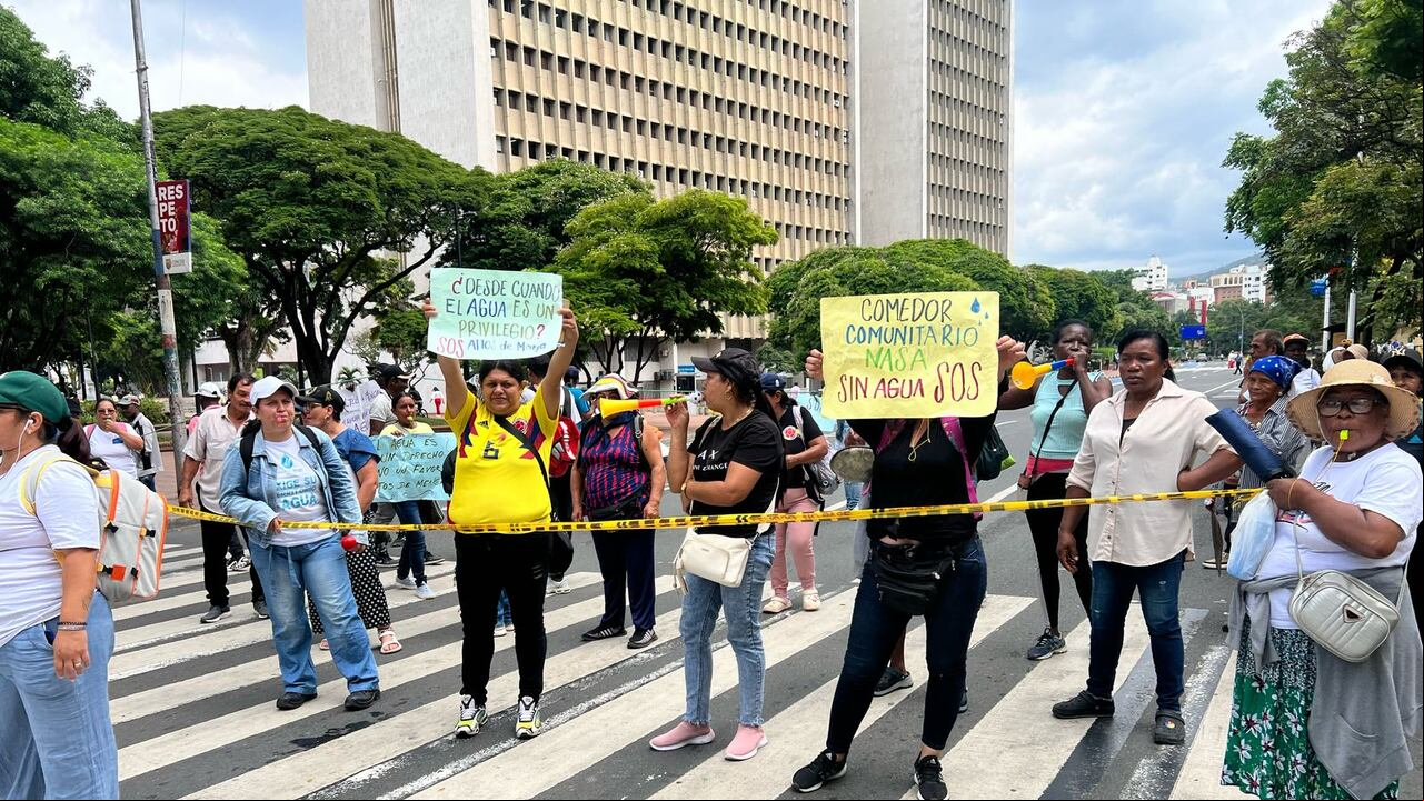 Bloqueo en el CAM, moradores de Altos de Menga protestan porque no tienen agua potable