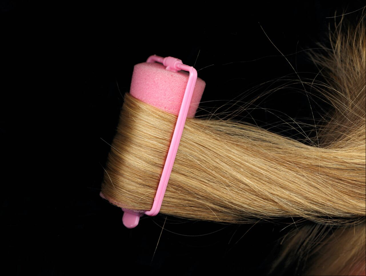 La técnica del twisting ha ganado popularidad por su capacidad para crear ondas naturales y sin frizz, adaptándose fácilmente a diferentes tipos de cabello y texturas.