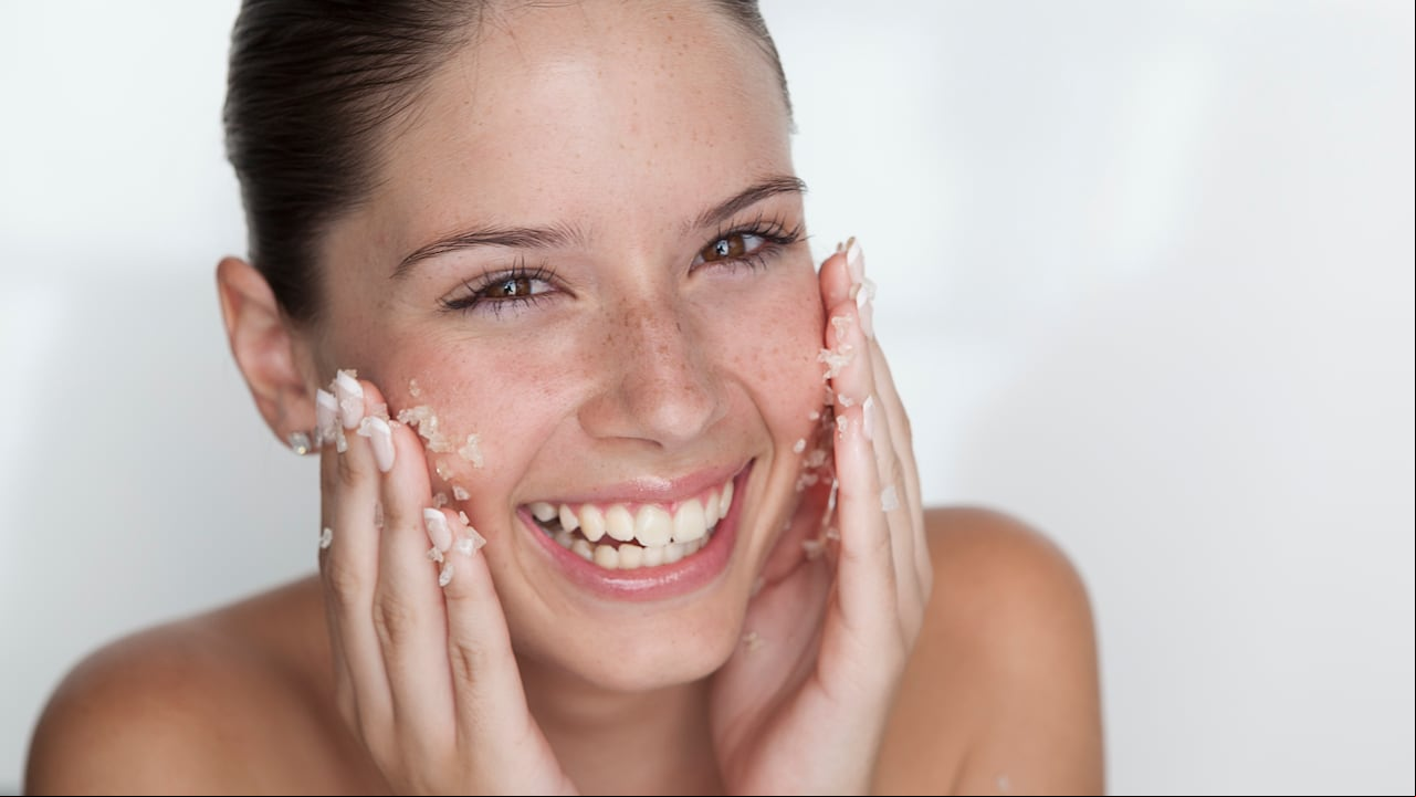 Conozca la importancia de exfoliar antes de aplicarse maquillaje.