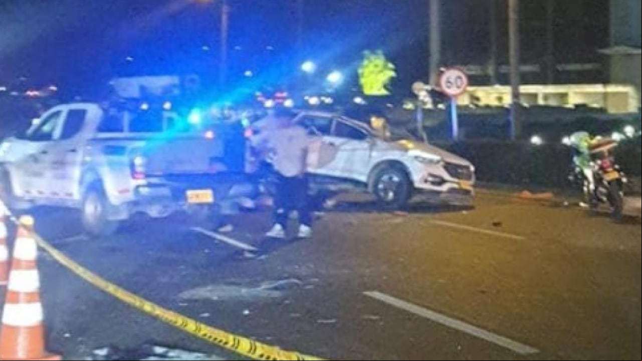 La camioneta quedó físicamente afectada, evidenciando la gravedad del accidente.