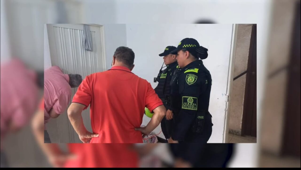 Con la ayuda de un cerrajero fue abierta la puerta para sacar al menor. Comunidad afirma que pasaban días sin que nadie llegara a ocuparse del menor que fue entregado al Icbf. Foto tomada de vídeo.