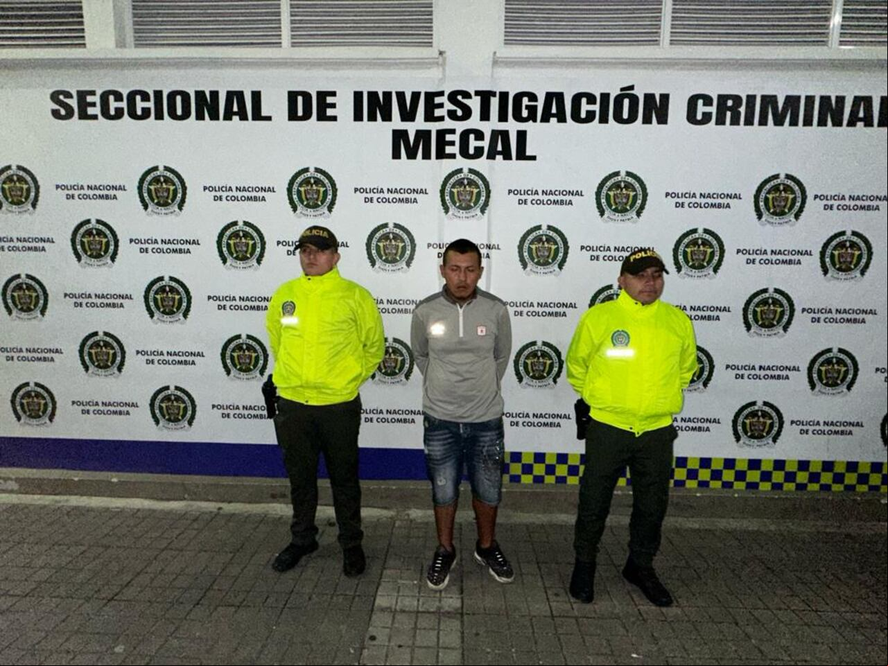El asaltante robó dispositivos tecnológicos y una suma de dinero de 14 millones de pesos.