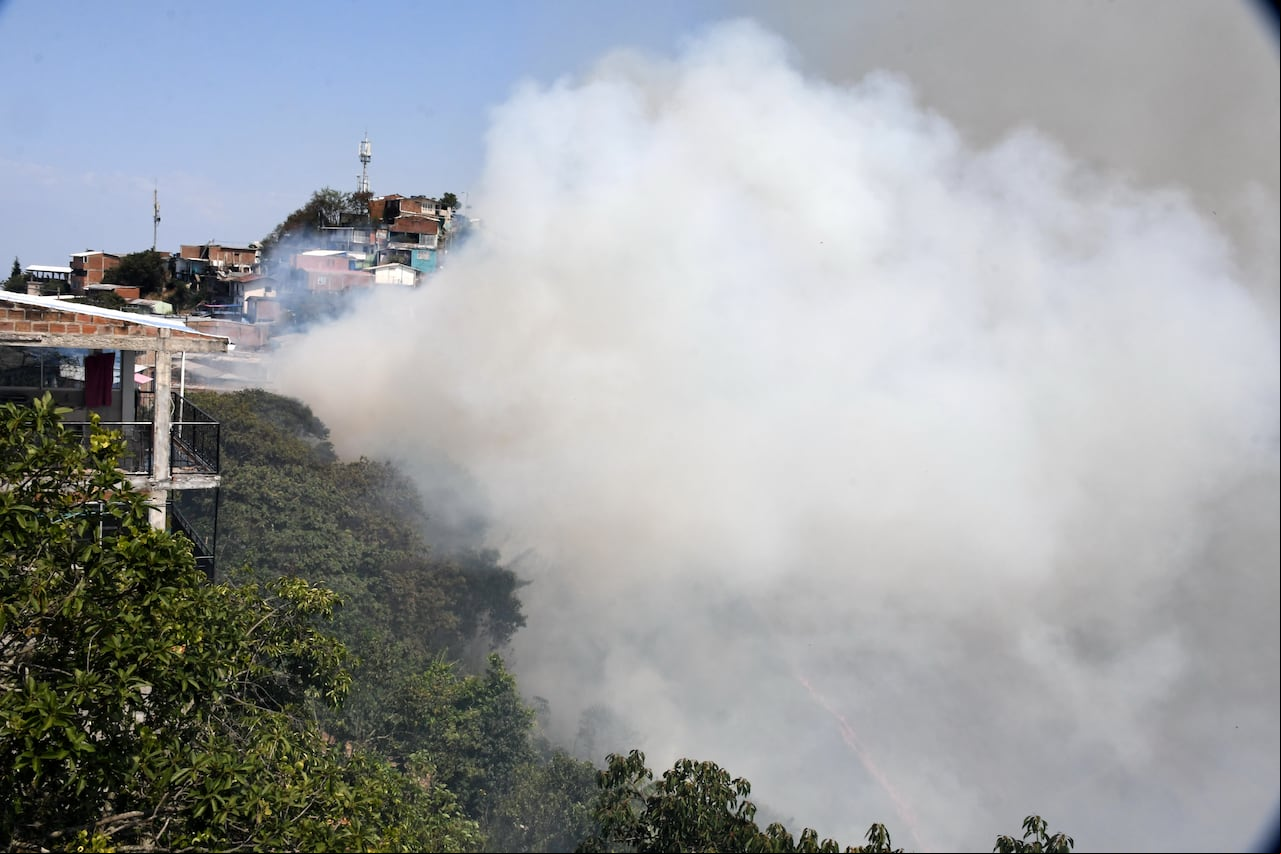 Cali: Un Incendio forestal de gran magnitud se presenta en inmediaciones de Terrón Colorado. foto José Luis Guzmán.