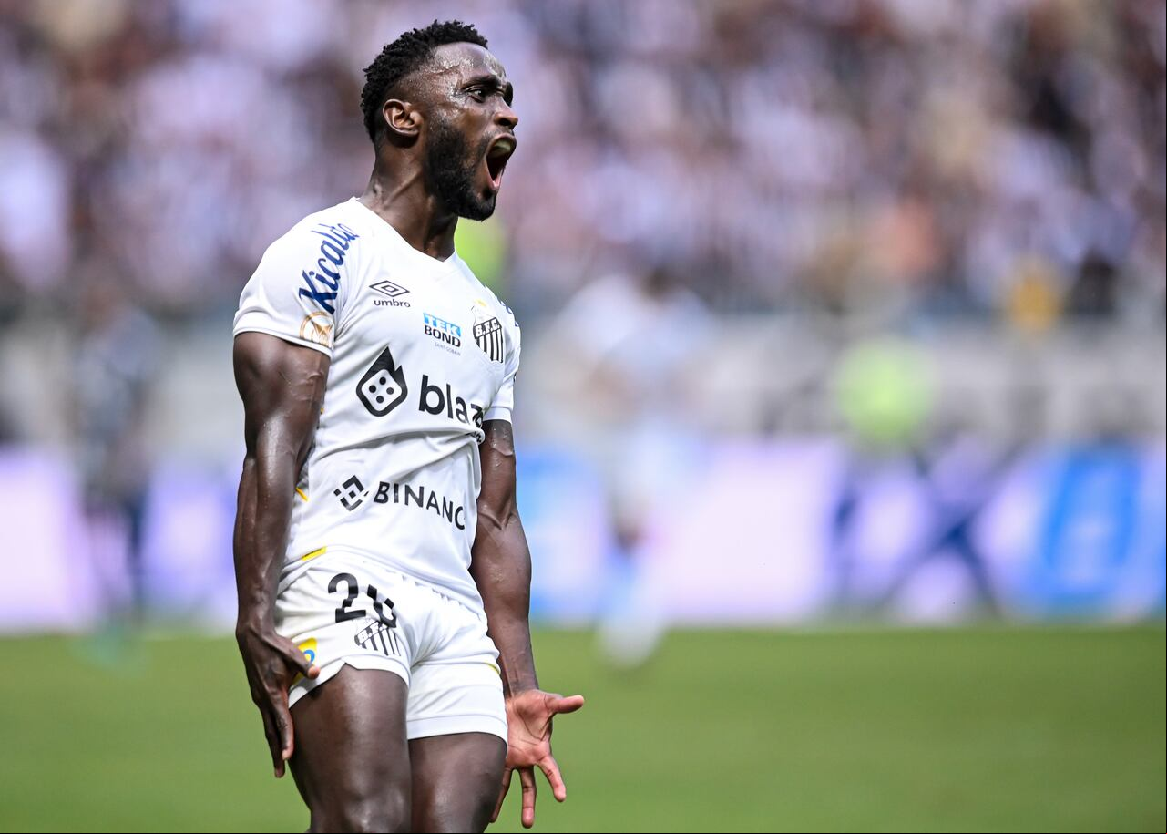 Stiven Mendoza fue criticado por su nivel en Santos FC.