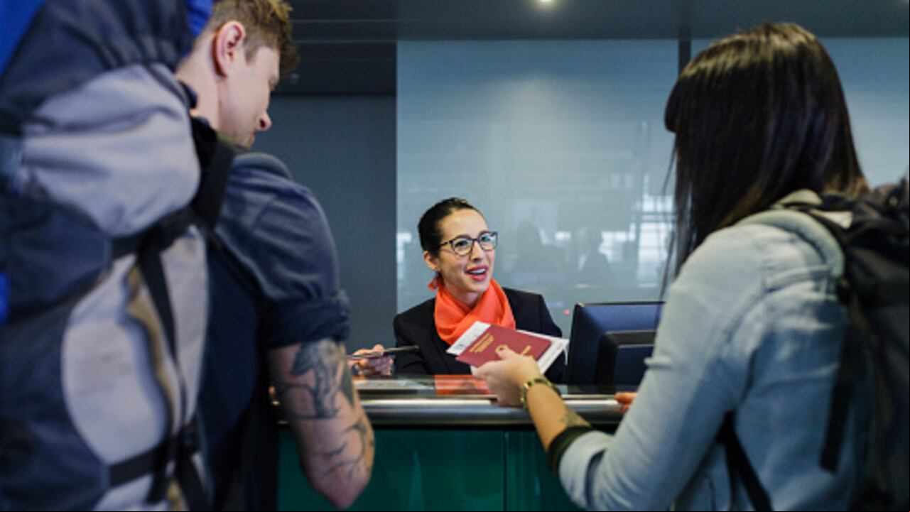 Personas haciendo el check in para viajar por primera vez.
