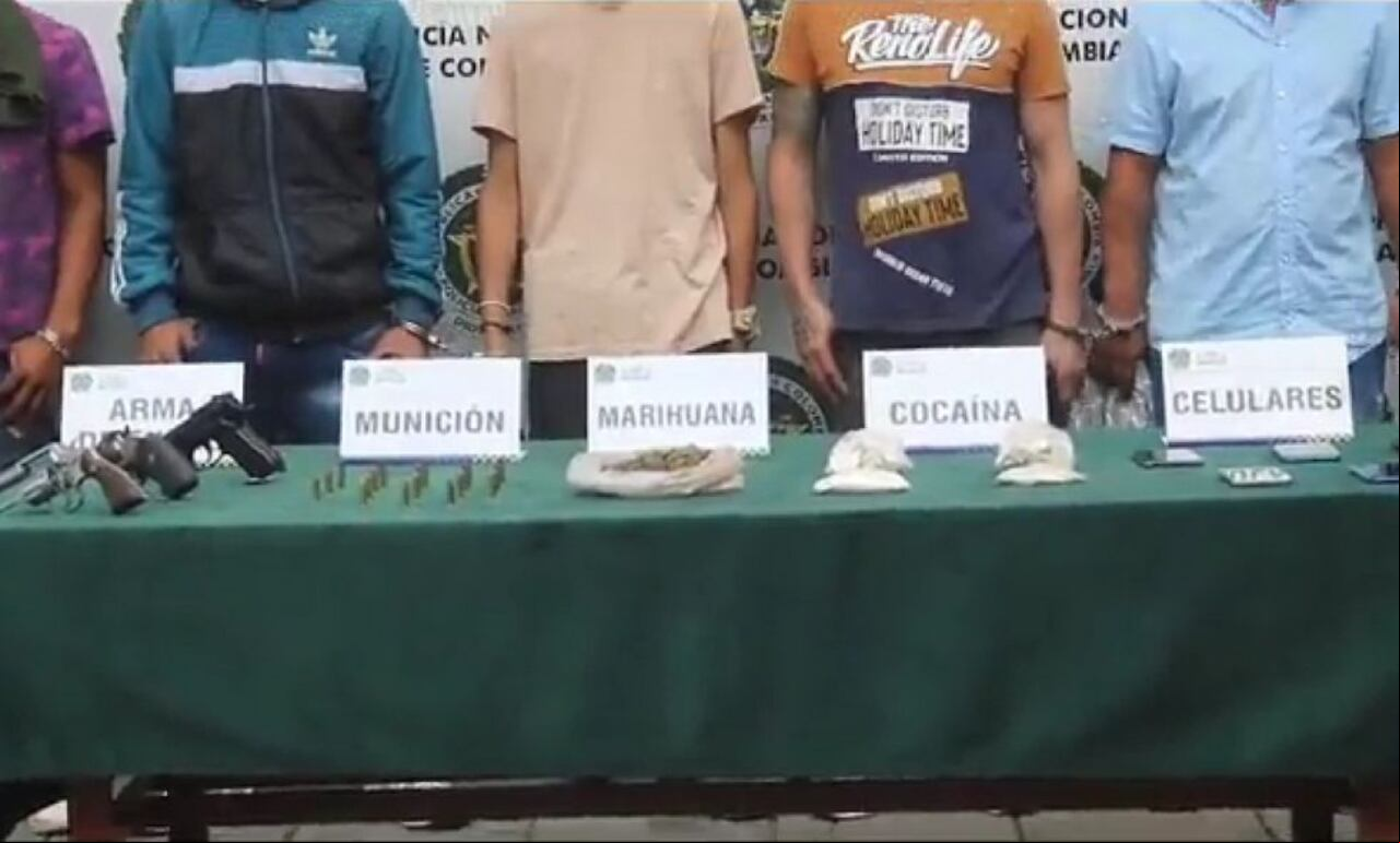 Objetos y sustancias psicoactivas incautadas en los allanamientos.