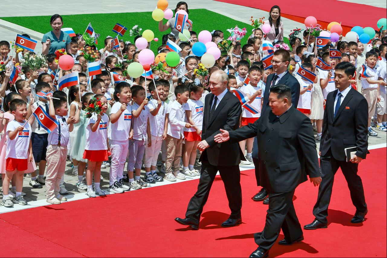 De acuerdo con la prensa estatal rusa, Putin y Kim hablaron cara a cara durante alrededor de dos horas, en un encuentro que estaba programado para que durase la mitad.
