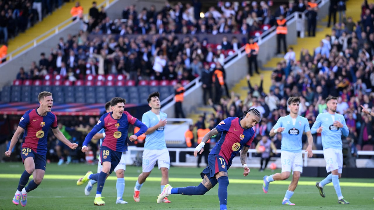 El delantero brasileño #11 del Barcelona, Raphinha, celebra tras marcar el cuarto gol de su equipo durante el partido de fútbol de la liga española entre el FC Barcelona y el RC Celta de Vigo en el Estadi Olimpic Lluis Companys de Barcelona el 19 de abril de 2025. (Foto de Josep LAGO / AFP)