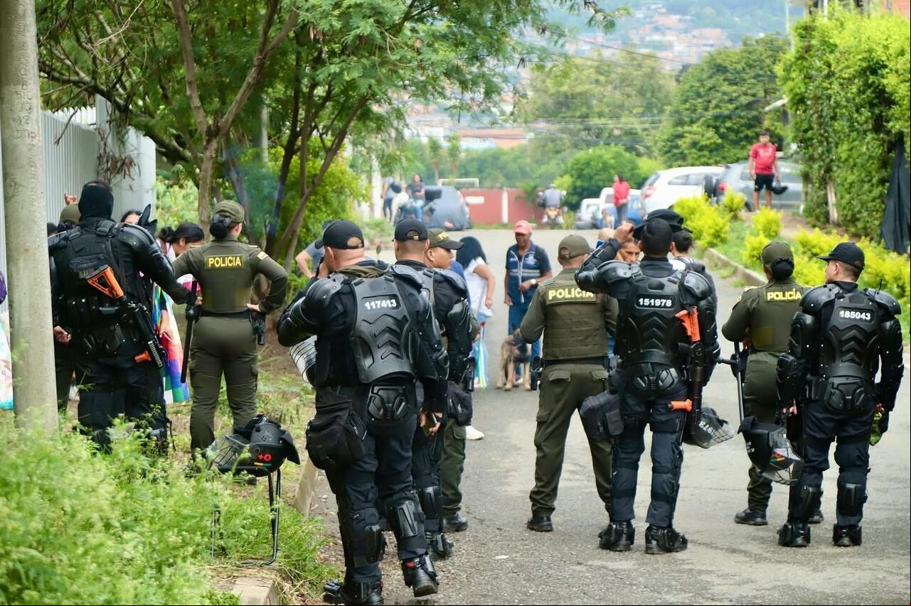 Alcaldía de Yumbo desaloja a comunidad indígena que habitaba el Centro Recreacional El Pulpo.