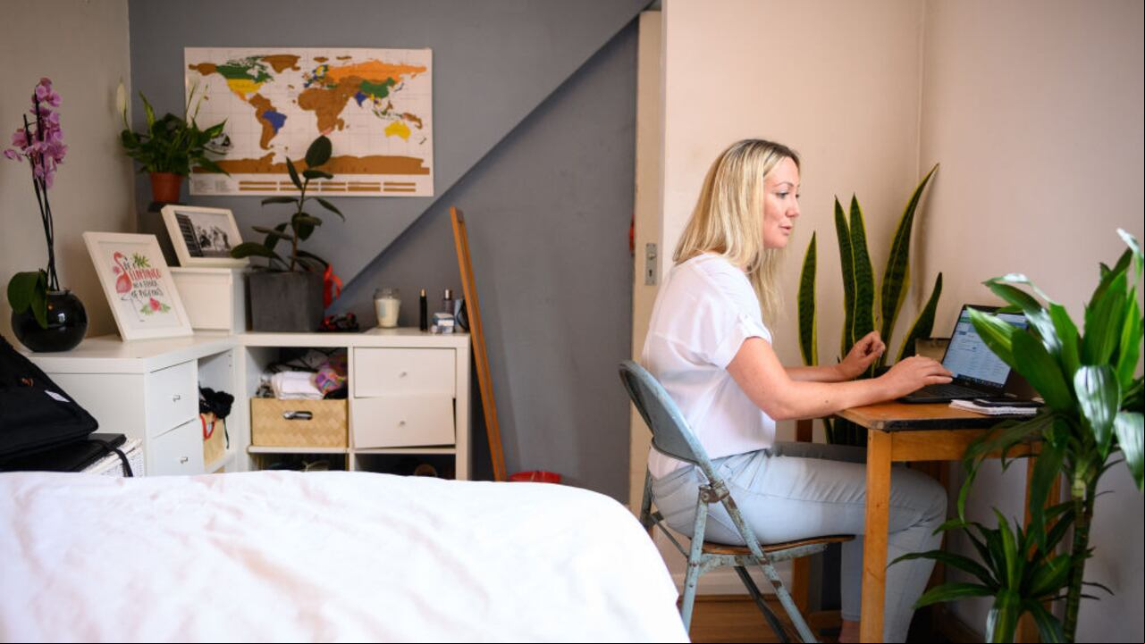 La voluntaria de crisis Rachael De Bose se sienta en el dormitorio donde normalmente inicia sesión durante sus turnos para el servicio de mensajes de texto de crisis Shout 85258, el 4 de junio de 2020 en Ealing, Reino Unido (Foto de Leon Neal/Getty Images)