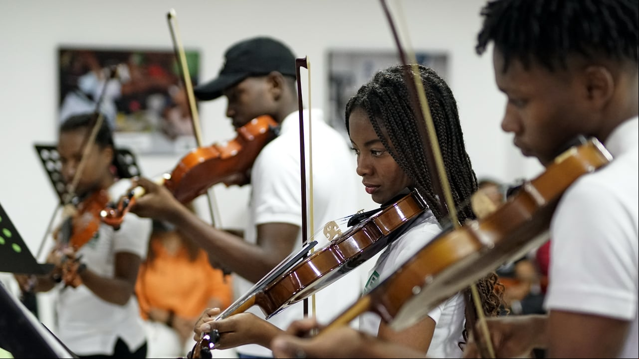 Con una propuesta, de escuelas de música a través de violines, Carvajal y Propal, ayudan a niños de Puerto Tejada, en el norte del Cauca, para tratar de minimizar los riesgos y la vulnerabilidad social de este municipio, azotado por las bandas criminales y el microtráfico. Foto Jorge Orozco.