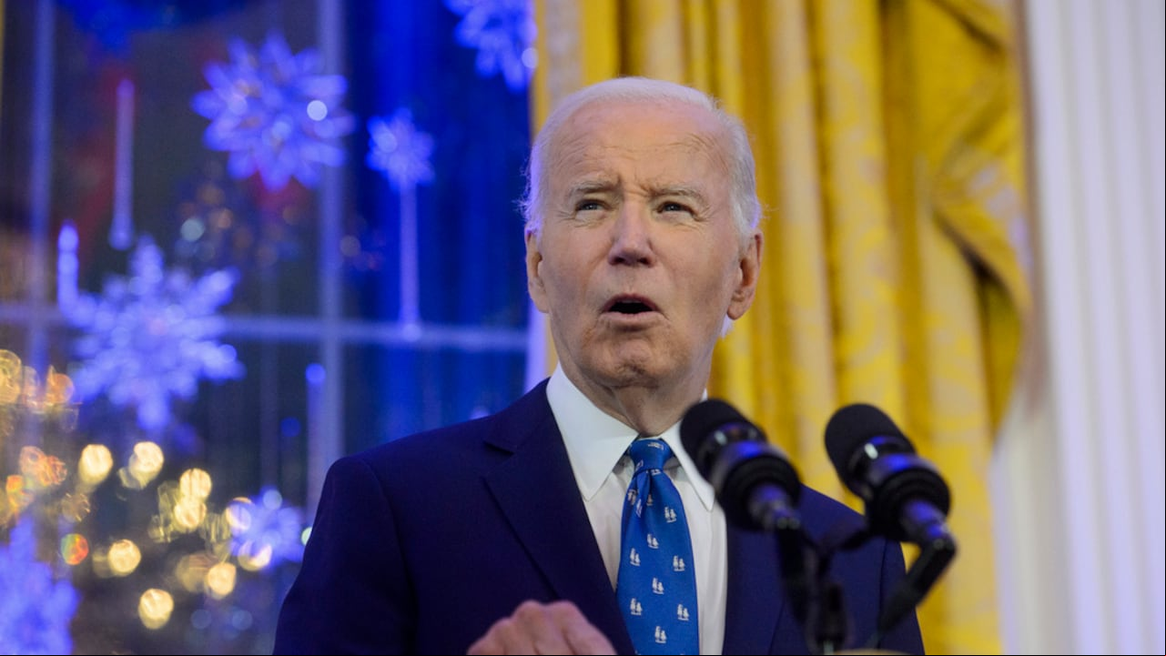 El presidente Joe Biden habla durante una recepción de Hanukkah en el Salón Este de la Casa Blanca en Washington, el lunes 16 de diciembre de 2024. (Foto AP/Rod Lamkey, Jr., Archivo)