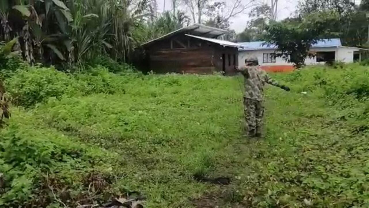 Cerca a esta escuela en Nariño, las disidencias de las Farc que buscan la 'paz total' instalaron artefactos explosivos poniendo en riesgo la vida de 50 niños, según las Fuerzas Militares.