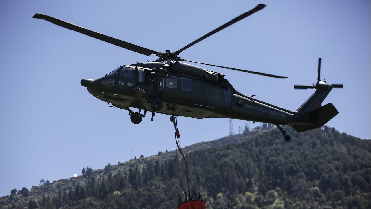 El Bambi Bucket es el sistema con el que se dota a los helicópteros de la Fuerza Áerea para poder ayudar a apagar incendios.