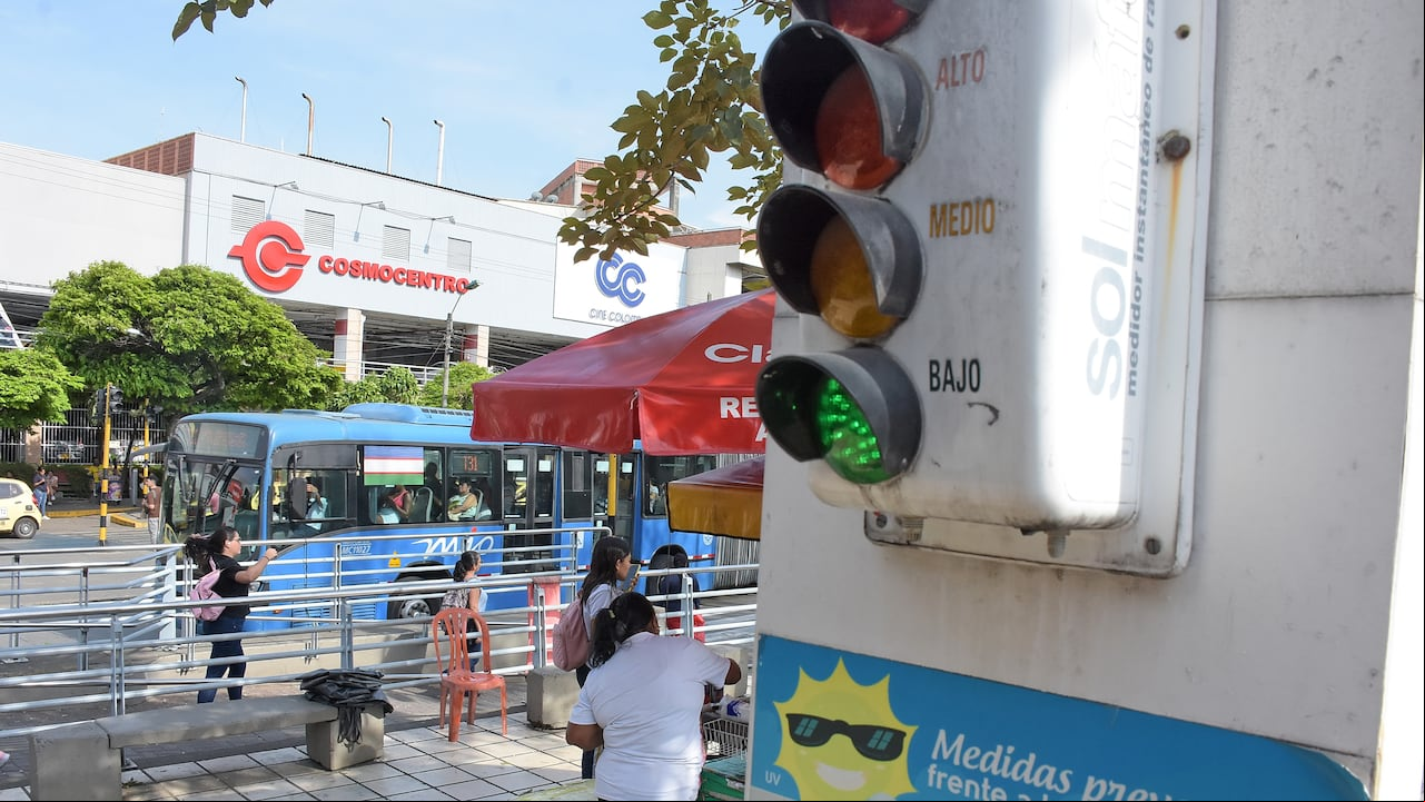 Cali cuenta con 5 solmáforos que miden la radiación solar, los cuales están ubicados en Menga, Capri, Andrés Sanín, Unidad Deportiva y en el centro de la ciudad.