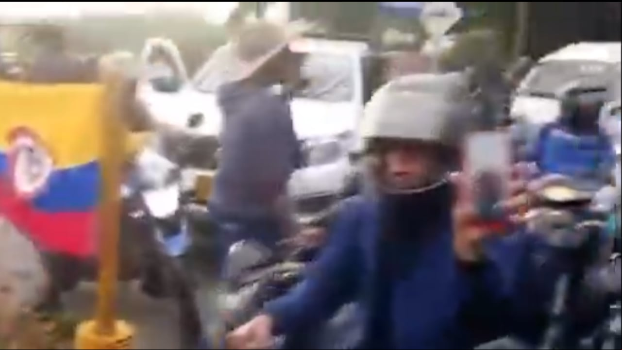 Habitantes de Puerto Tejada bloquean la vía que da ingreso al municipio del Cauca.
