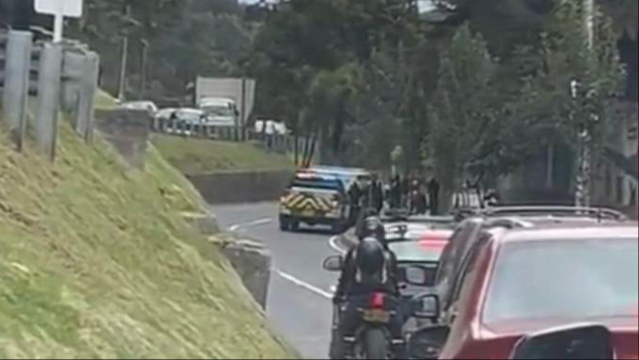 El tráfico está colapsado por la emergencia. Hay un desvío por la Carrera 5a.