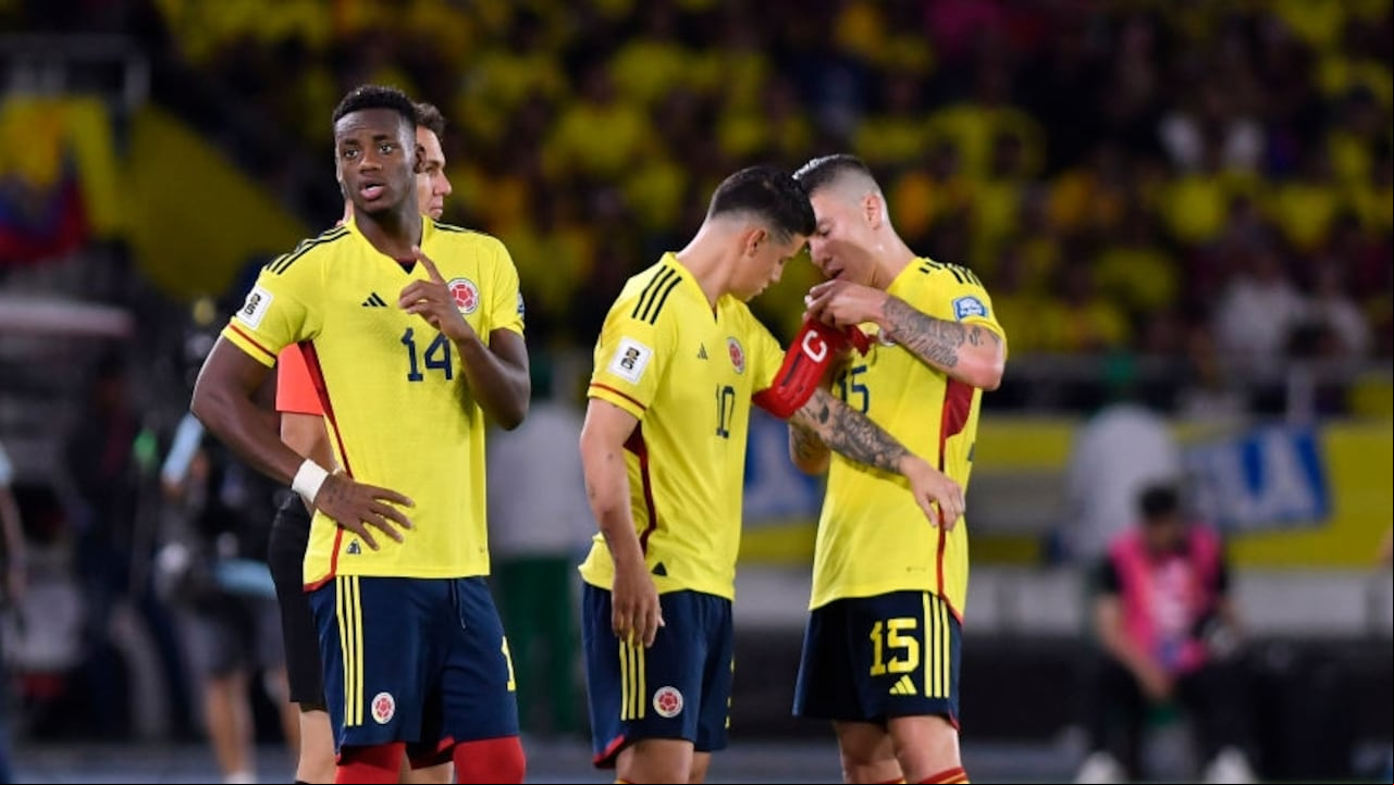 BARRANQUILLA, COLOMBIA - SEPTEMBER 07: James Rodriguez of Colombia receives the captain's armband from Matheus Uribe of Colombia uring a FIFA World Cup 2026 Qualifier match between Colombia and Venezuela at Metropolitano Stadium on September 07, 2023 in Barranquilla, Colombia. (Photo by Gabriel Aponte/Getty Images)