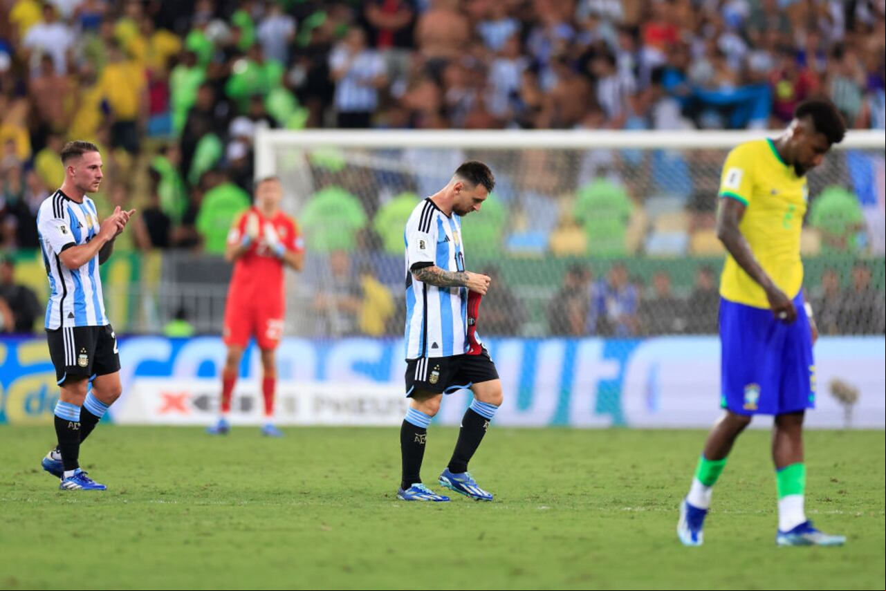 RIO DE JANEIRO, BRAZIL - NOVEMBER 21: Lionel Messi of Argentina takes off his captain's armband as he leaves the pitch in a substitution during a FIFA World Cup 2026 Qualifier match between Brazil and Argentina at Maracana Stadium on November 21, 2023 in Rio de Janeiro, Brazil. (Photo by Buda Mendes/Getty Images)