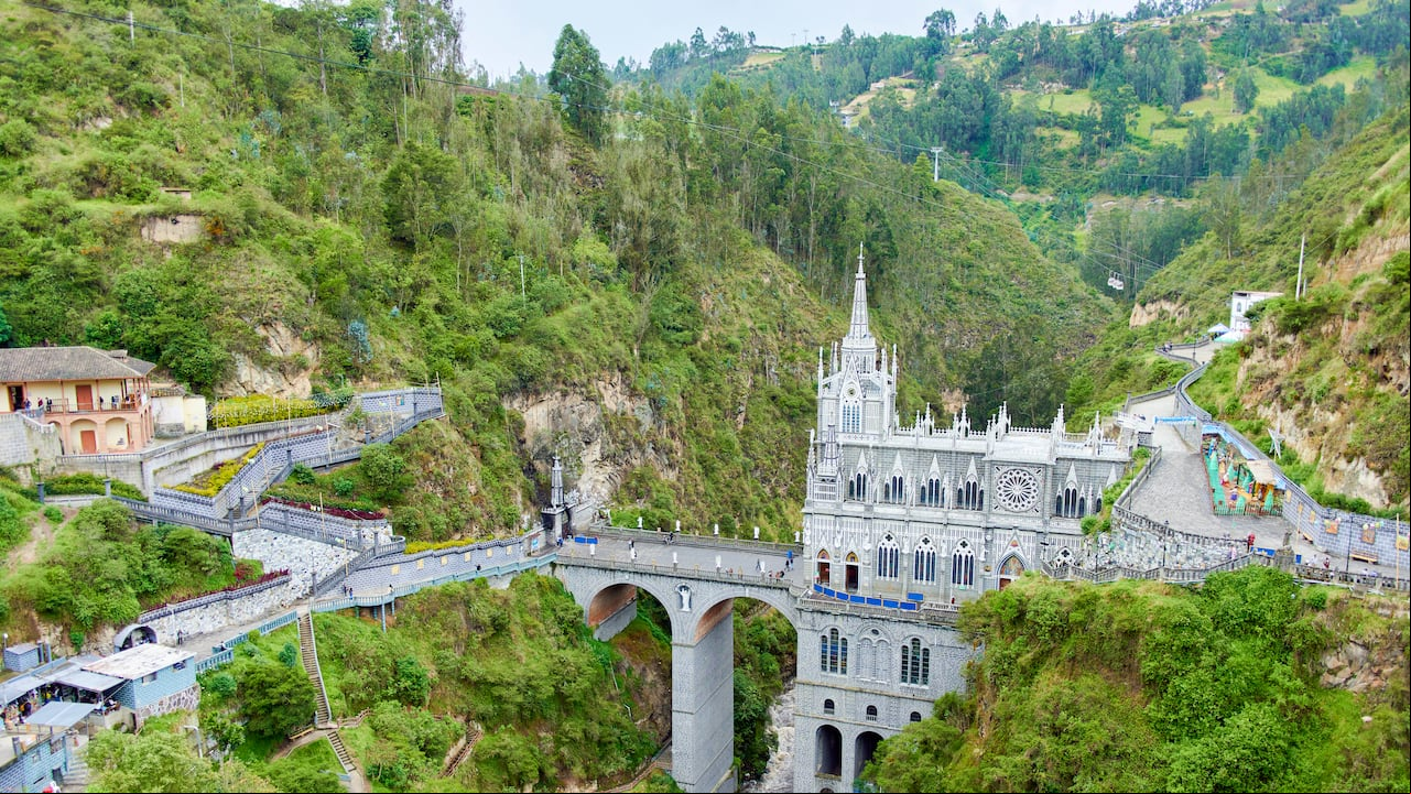 Rodeada de montañas, volcanes y rica en cultura, esta ciudad colonial invita a los visitantes a explorar sus encantos naturales, históricos y gastronómicos.