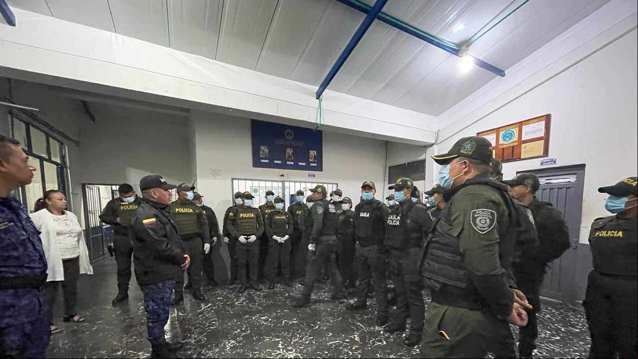 Más de cien policías fueron los encargados de adelantar esta intervención en la cárcel de esta población del norte del Cauca, luego de recibir una serie de denuncias de extorsiones desde este centro carcelario.