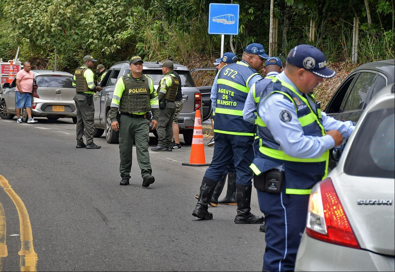 Operativos de los Agentes de Transito y Policía Nacional, es lo que se ve en diferentes puntos de las entradas a Cali por el primer puente festivo del mes de noviembre. Fotos Raúl Palacios / El Pais.