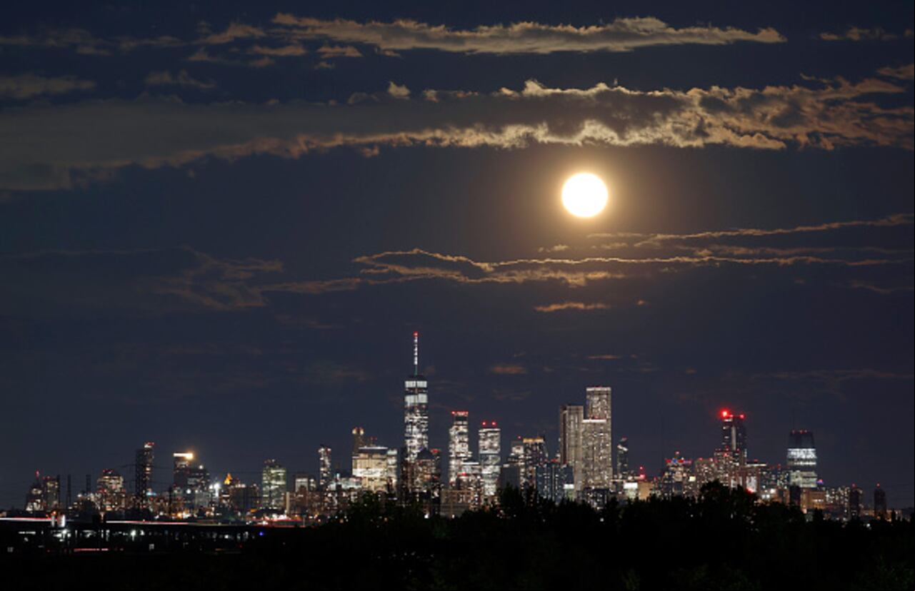 una Superluna ocurre cuándo la órbita de la Luna llena está más cerca a la Tierra, de tal manera que cuando esta aparece, luce más brillante y grande que una Luna llena normal, lo que la convierte en Superluna.