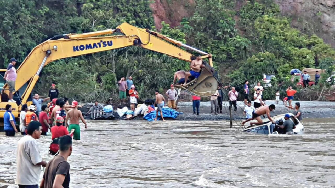 Buscan desaparecido en río Tipuani Bolivia, luego de desbordamiento.
