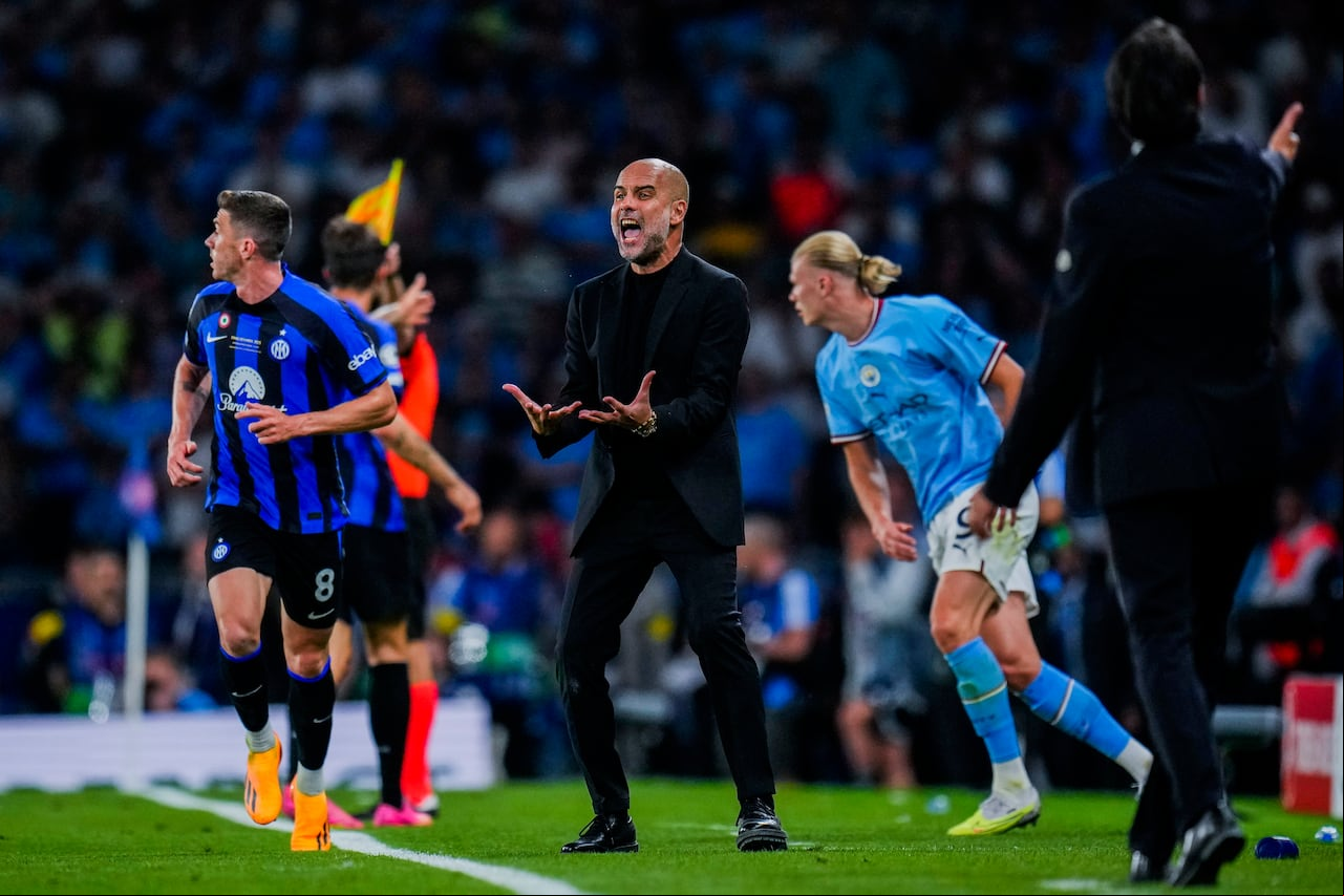 El entrenador en jefe del Manchester City, Pep Guardiola, en el centro, gesticula durante el partido final de la Liga de Campeones entre el Manchester City y el Inter de Milán en el Estadio Olímpico Ataturk en Estambul, Turquía, el sábado 10 de junio de 2023. (Foto AP/Manu Fernández)