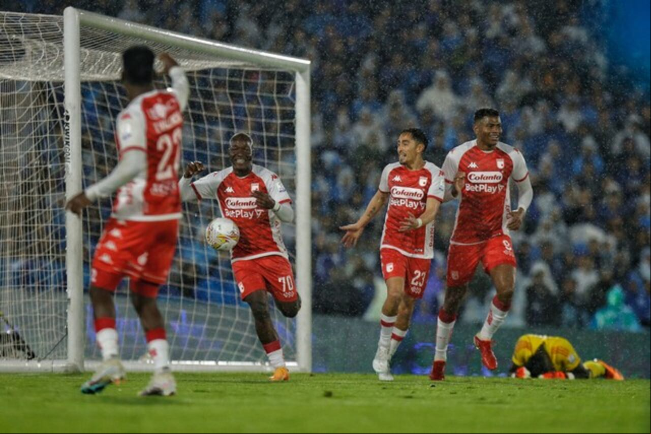 Jugadores de Santa Fe celebrando uno de los goles de su equipo frente a Millonarios