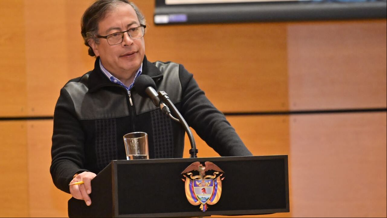 Gustavo Petro en la reunión con generales y almirantes de las Fuerzas Armadas.