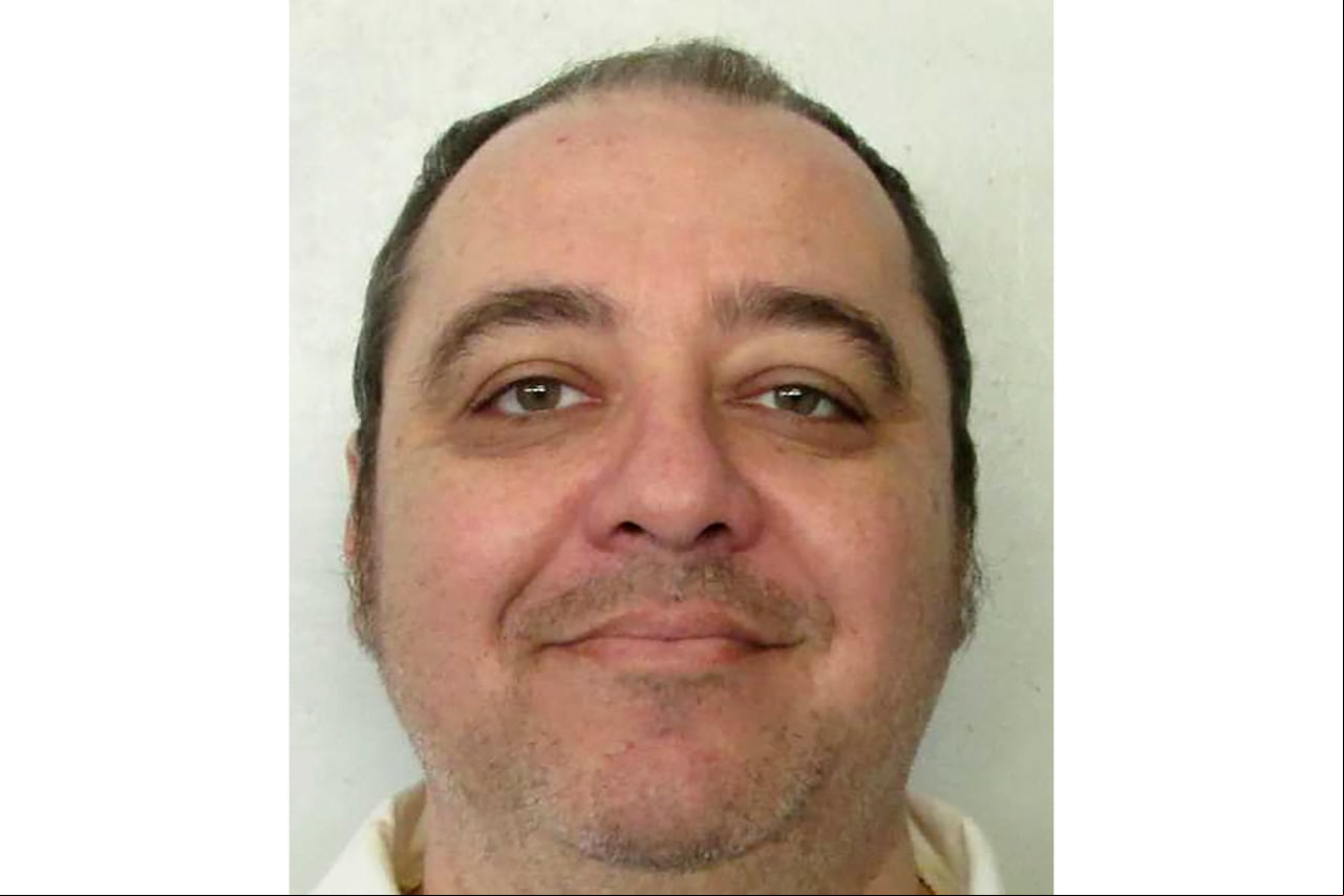 Kenneth Eugene Smith, de 58 años, fue declarado muerto a las 8:25 de la noche en una prisión de Alabama, después de respirar gas nitrógeno puro por una mascarilla para provocarle hipoxia (falta de oxígeno), informaron funcionarios.