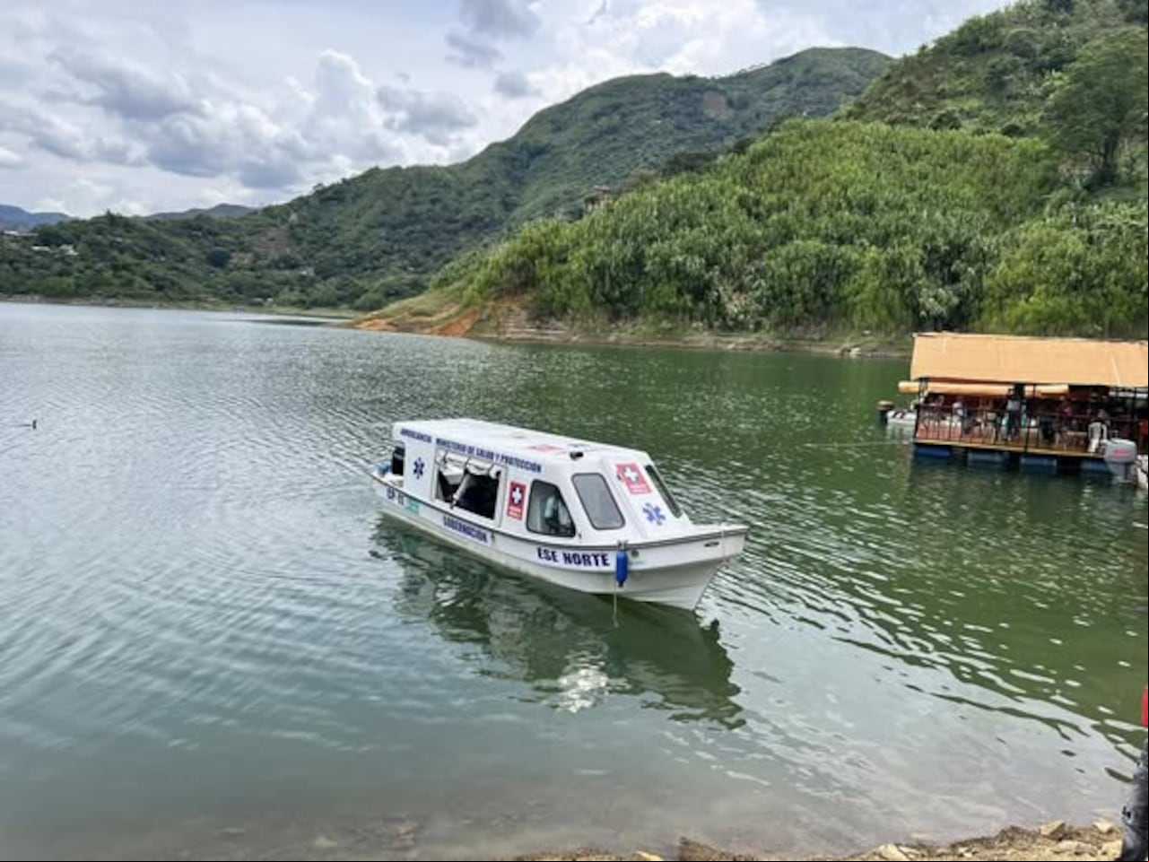 Desde hace varios años las poblaciones del sector de La Salvajina venían gestionando una ambulancia fluvial. Ahora la gerente de la ESE Norte 1 Diana Dorado y el alcalde de Súarez César Cerón, informa la puesta en operaciones de esta clase de vehículos.