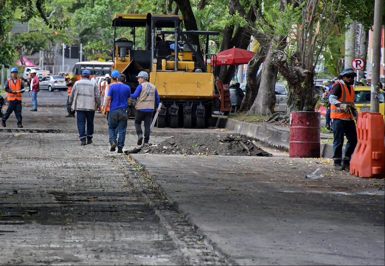 Actualmente en la ciudad la Secretaría de Infraestructura tiene al menos 28 frentes de obra, esto, tras la adjudicación de tres grandes licitaciones por más de 34.000 millones de pesos.El País recorrió con la titular de la cartera, Luz Adriana Vásquez, algunos de estos proyectos para ver sus avances y compromisos con las ciudad