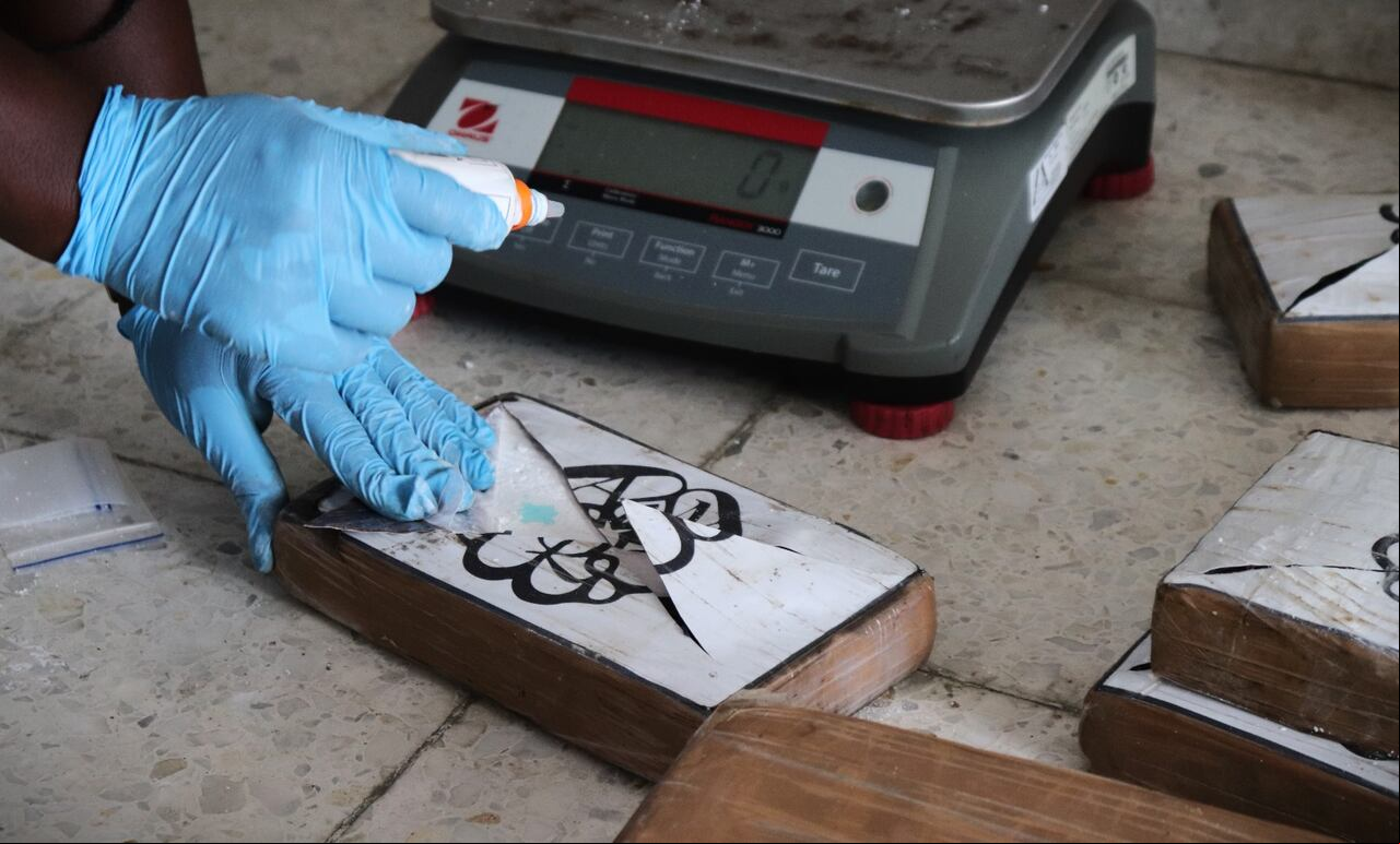 Autoridades realizan prueba de pureza a la cocaína decomisada en alta mar por la Armada.