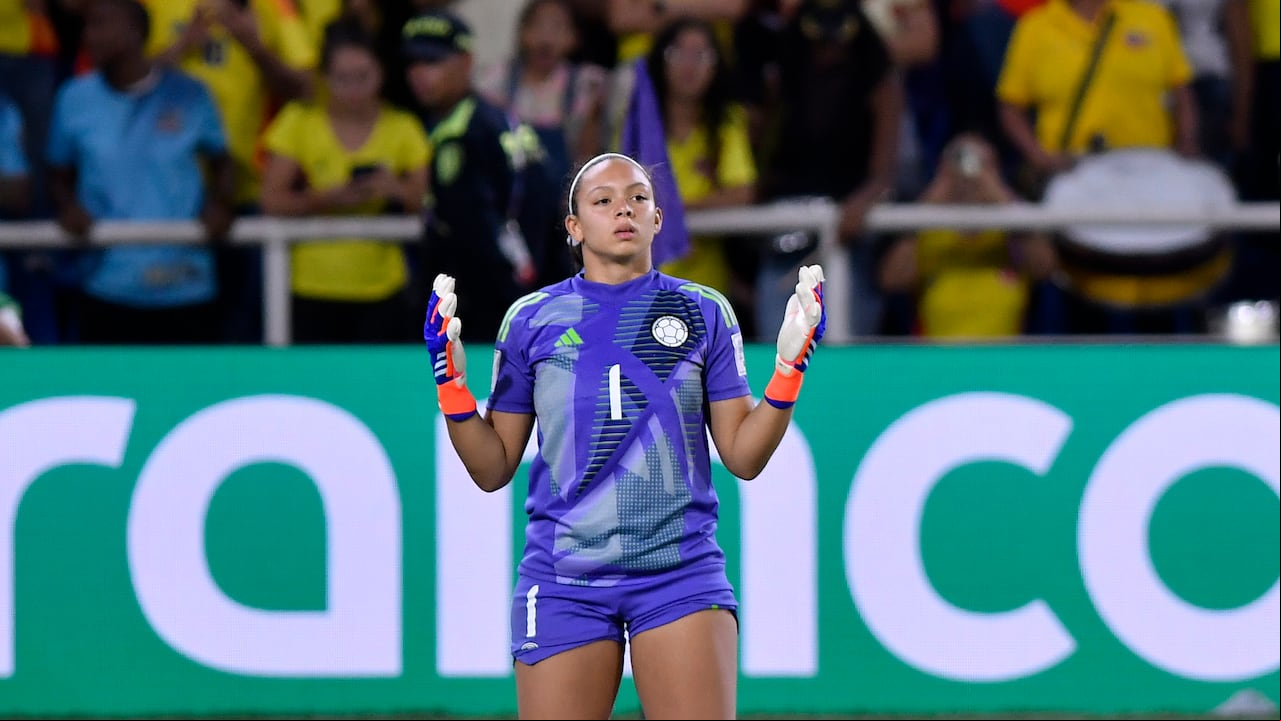 CALI, COLOMBIA - SEPTEMBER 15: Luisa Agudelo of Colombia prays in the penalty shootout following the FIFA U-20 Women's World Cup Colombia 2024 Quarterfinal match between Netherlands and Colombia at Estadio Pascual Guerrero on September 15, 2024 in Cali, Colombia. (Photo by Gabriel Aponte - FIFA/FIFA via Getty Images)