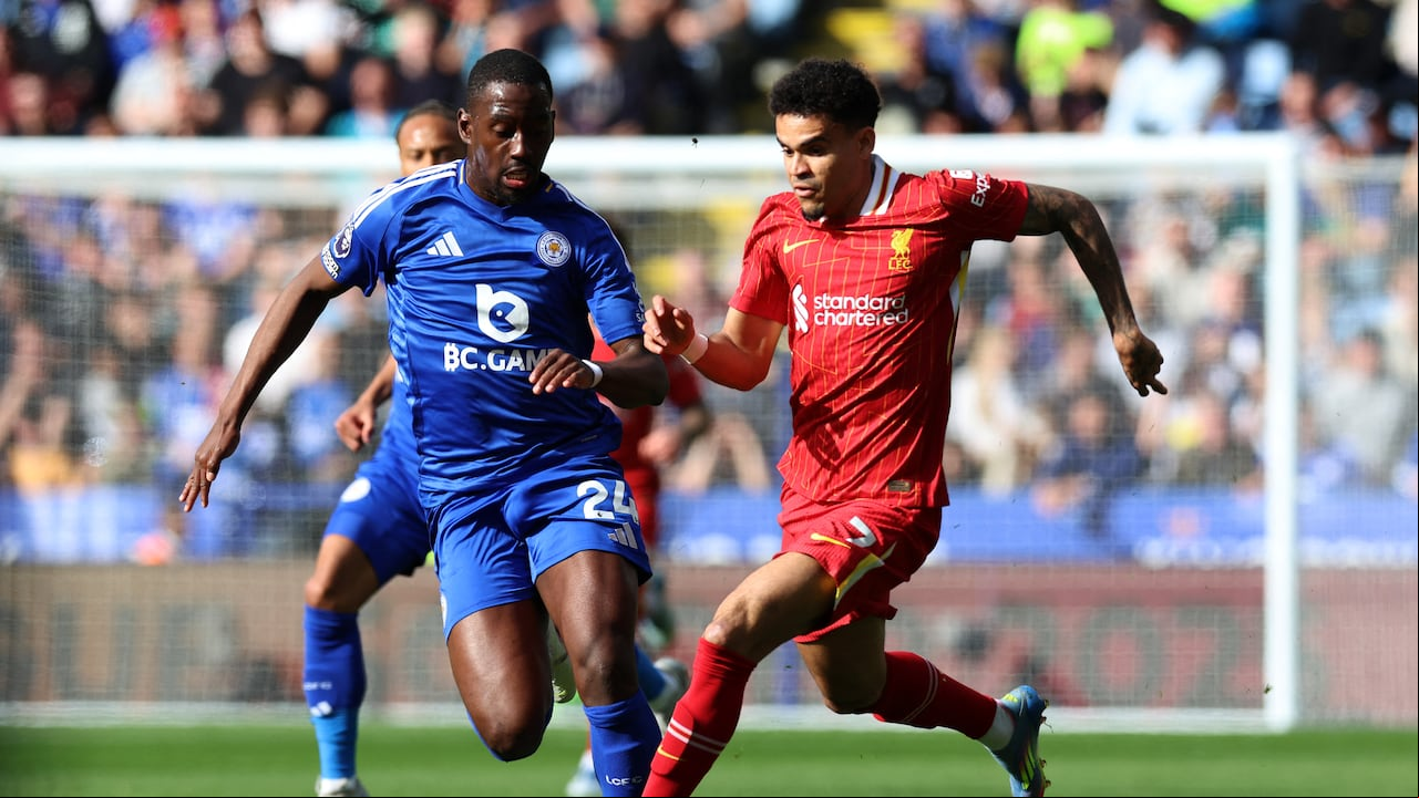 El centrocampista francés #24 del Leicester City, Boubakary Soumare (izq.), compite con el centrocampista colombiano #07 del Liverpool, Luis Díaz (der.), durante el partido de la Premier League inglesa entre el Leicester City y el Liverpool en el King Power Stadium de Leicester, en el centro de Inglaterra, el 20 de abril de 2025. (Foto de Darren Staples / AFP)