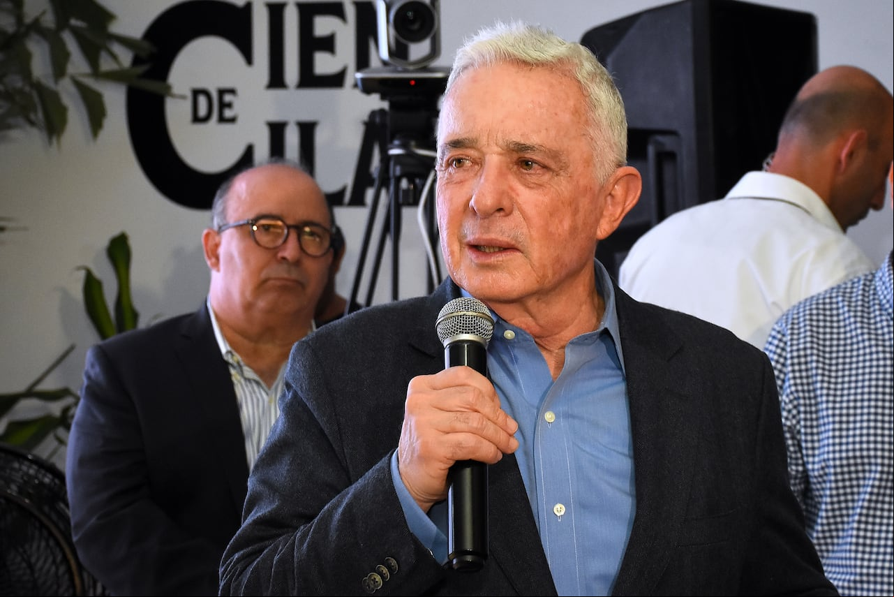 El Expresidente Álvaro Uribe Vélez habló de la consulta popular con comerciantes, empresarios y diferentes personalidades de la ciudad.