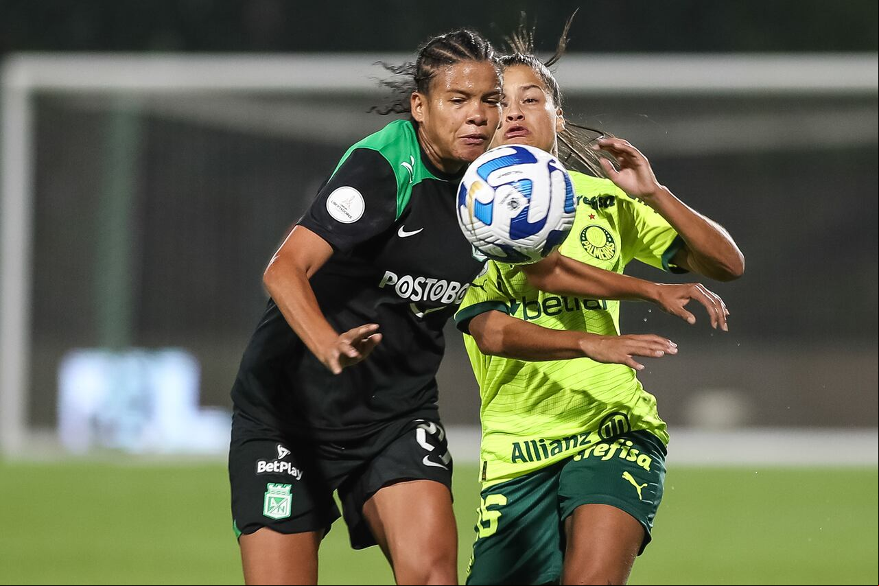 Bogotá. Octubre 17 de 2023. Atletico Nacional enfrenta a Palmeiras de Brasil, por la semifinal de la Copa Conmebol Libertadores Femenina, en el estadio de Techo.(Colprensa - John Paz)