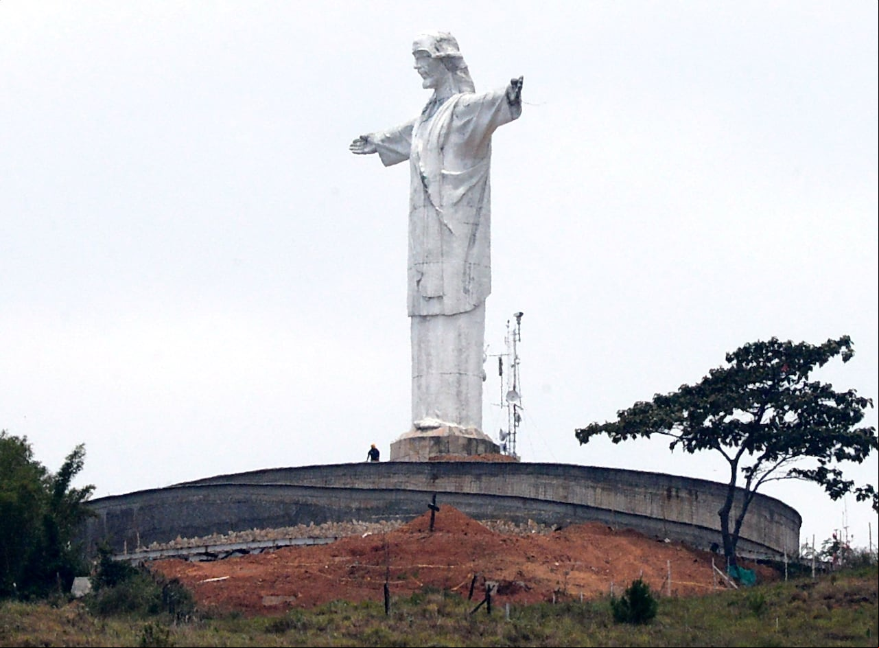 Cali: Un año de ejecución cumple el proyecto Integral Cristo Rey, que iba a ser terminado supuestamente a comienzos de este año. Recién anunciaron que llegaron a un 50% y resulta difícil creer que alcancen a terminar. Agosto 14- 2023. Foto José L Guzmán / El País.