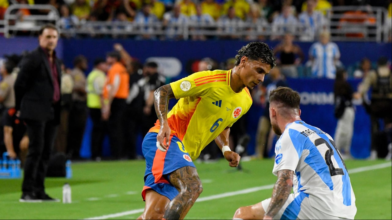 Richard Ríos y Alexis Mac Allister en la final de la Copa América 2024.