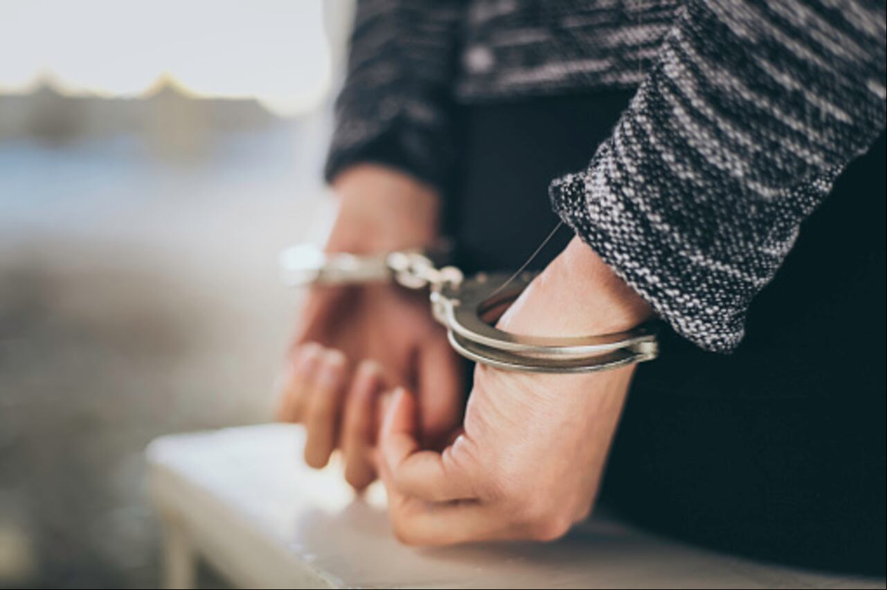 La mujer fue arrestada bajo el cargo de asesinato y fue enviada a prisión preventiva.