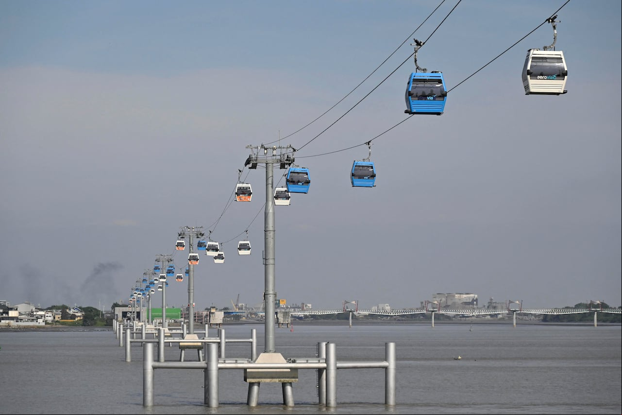 Vista general de un teleférico en Guayaquil, Ecuador.