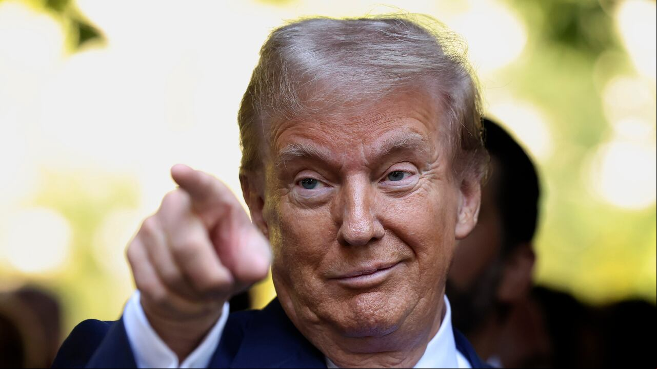 El expresidente Donald Trump, candidato presidencial republicano, hace una moción mientras asiste a la ceremonia conmemorativa del 11 de septiembre en el 23º aniversario de los ataques terroristas del 11 de septiembre de 2001