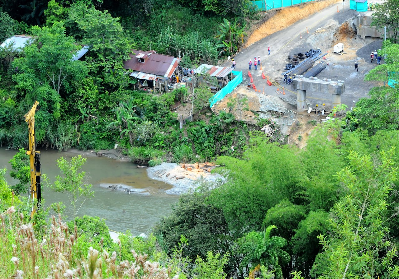 Obras sobre el río la vieja, lugar donde se cayó hace dos meses el puente que comunicaba por esta vía al departamento del Valle el Quindío. Foto José L Guzmán. EL País, junio 15-23