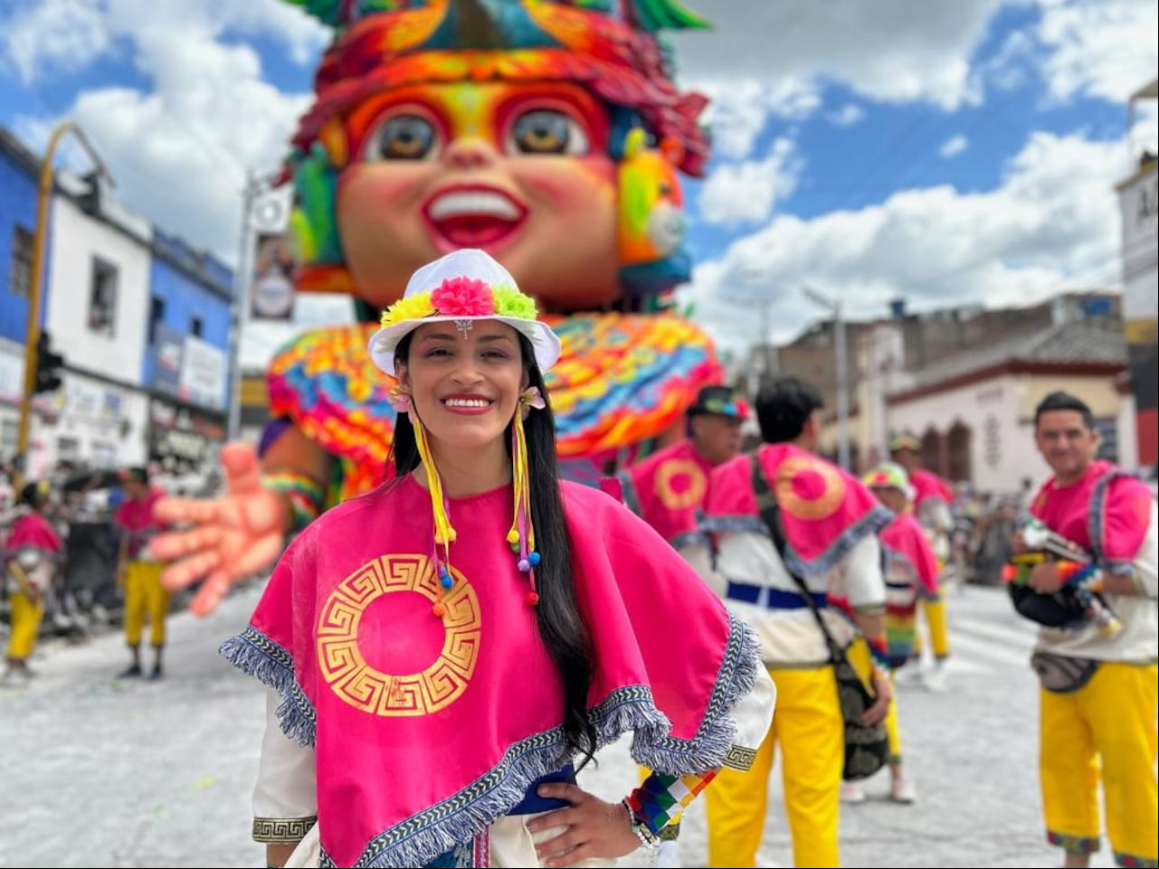 Varias personas participan en el desfile junto a sus carrozas.
