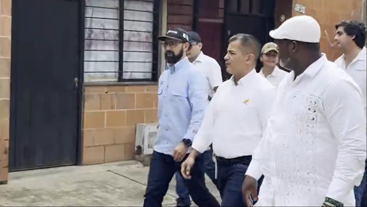 En su visita es acompañado por el gerente de Empresas Municipales de Cali, Fulvio Leonardo Soto.
