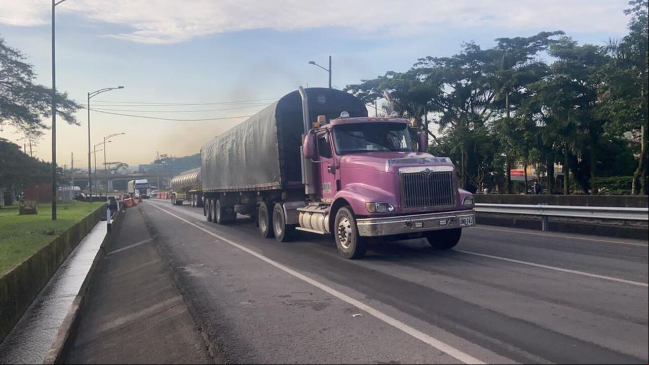 Habilitan vía Bogotá - Villavicencio para vehículos de carga.