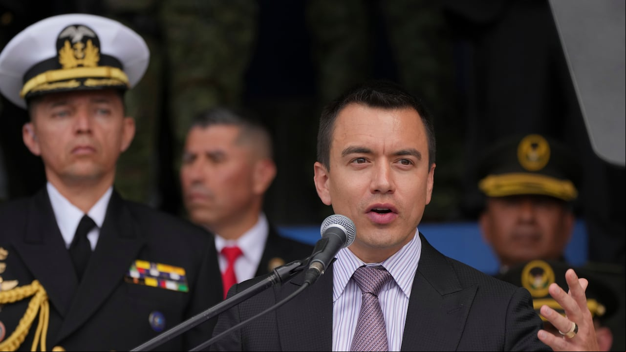 El presidente de Ecuador, Daniel Noboa, en una ceremonia de entrega de equipamiento a la policía en la academia policial Gral. Alberto Enríquez Gallo.