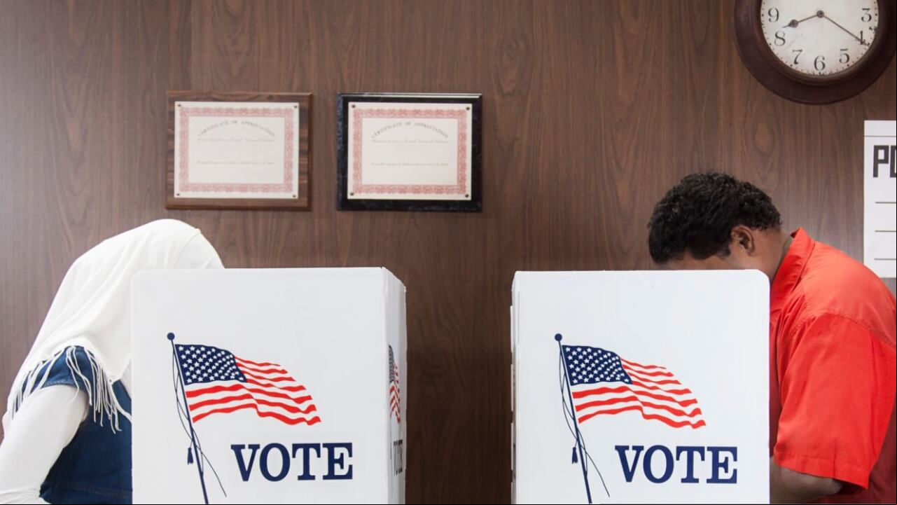 Ciudadanos de Estados Unidos cuidan las urnas de las próximas elecciones con armas de fuego